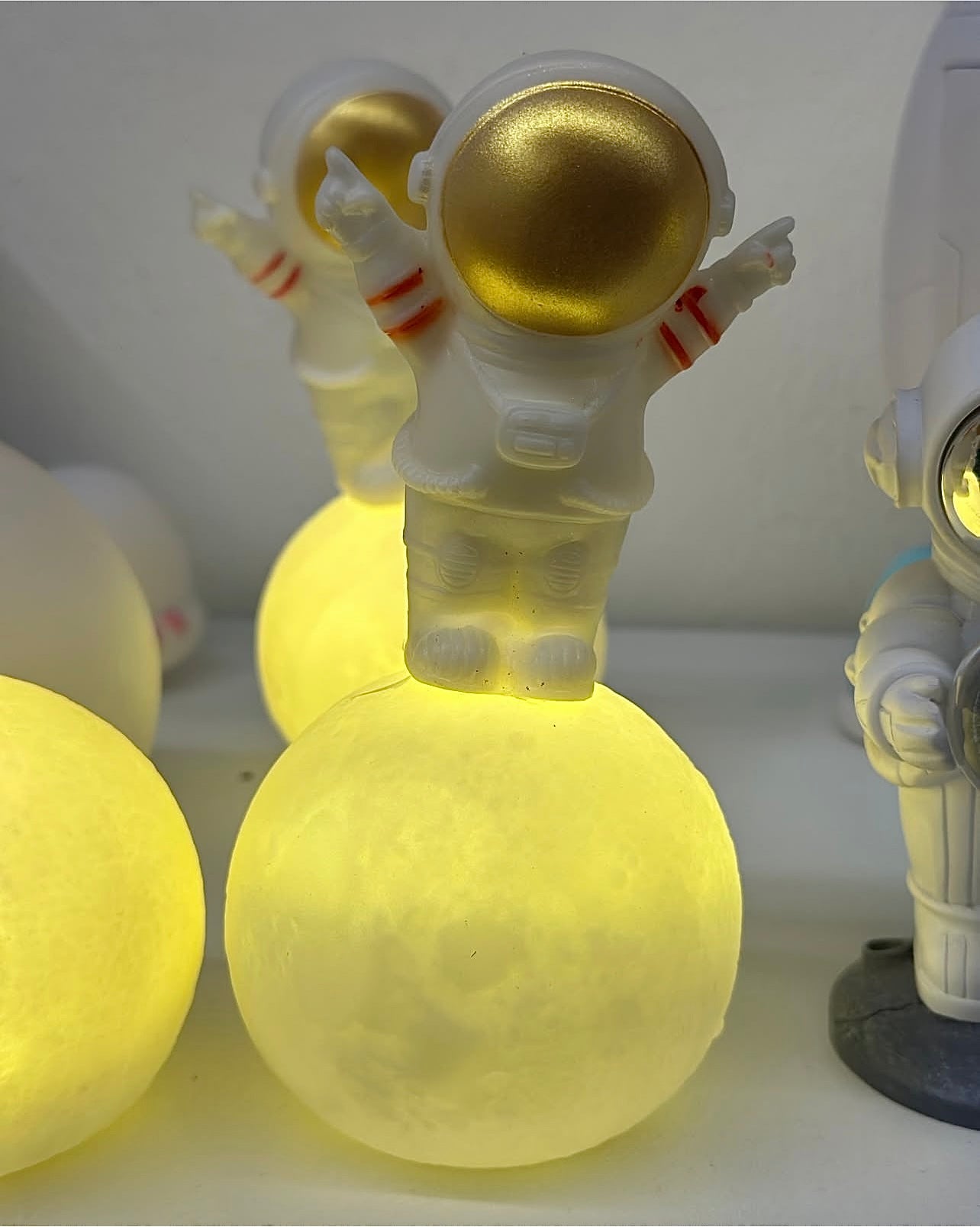 Astronaut lamp