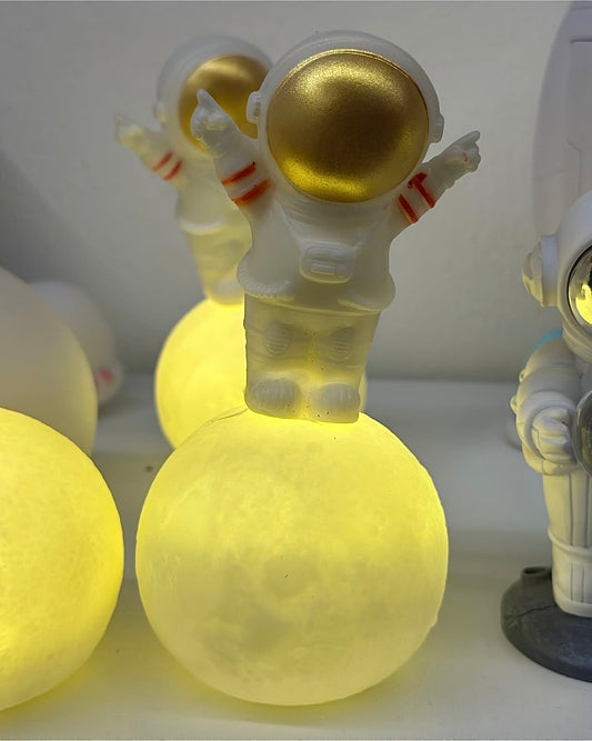 Astronaut lamp